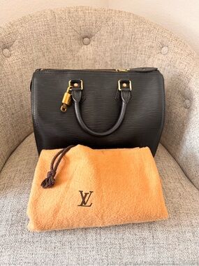 Louis Vuitton speedy 25 noir  Leather with Gold Hardware